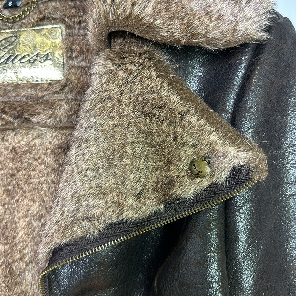 Guess - Picture 11 of 17